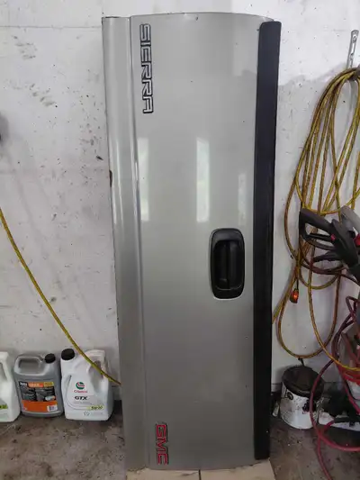 Great shape, been in the garage since 2010, removed because installed a dump box. $300. Fits 1500 an...