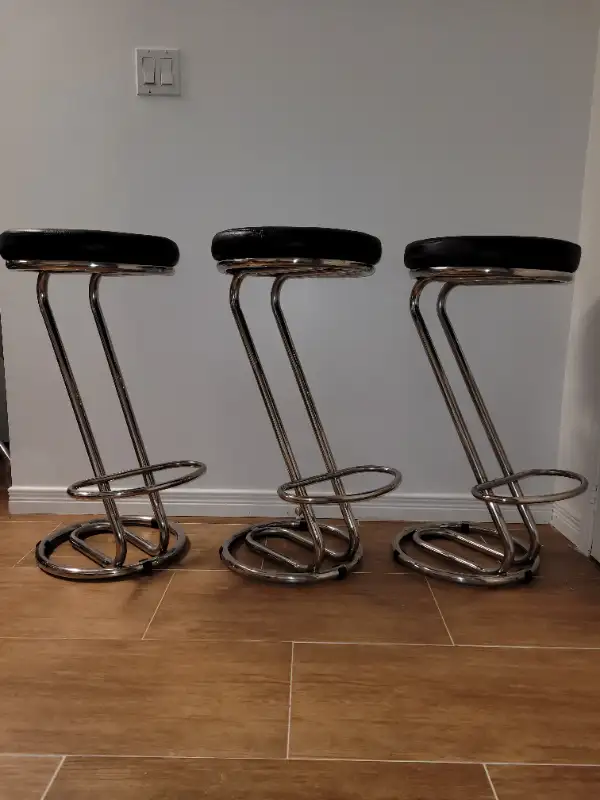 VINTAGE MCM/ART DECO BAUHAUS BLACK LEATHER CHROME BAR STOOLS in Chairs & Recliners in City of Toronto - Image 6