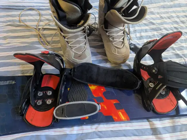 Salomon Forecast 156 Snowboard and boots in Snowboard in Kitchener / Waterloo - Image 4