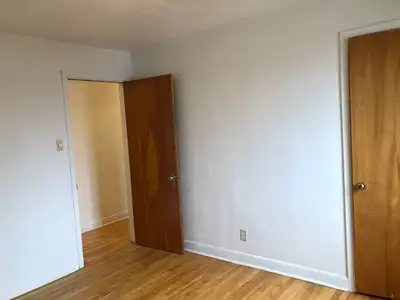 Ce bel appartement de 4 pièces et demie se trouve au deuxième étage. Le sol est en dur. Il est situé...