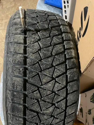 La Minerve. Pneus d'hiver (4) Bridgestone Blizzak DM-V2 dimension 245/50 R20 102T ayant seulement 20...