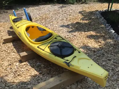 12 Si polymer kayak designed to fit small to medium build paddlers. Active Comfort System (ACS) seat...