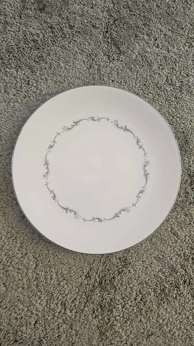 Royal Doulton Full China Set 50 Pieces in Kitchen & Dining Wares in City of Toronto - Image 3