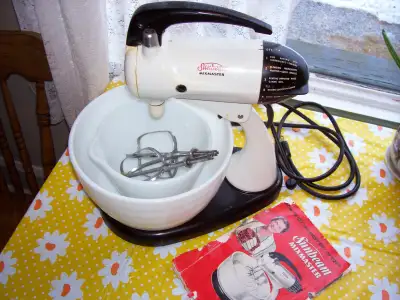 Vintage 1940's Sunbeam Electric mixer in good condition. Runs smoothly this 1940's Mixmaster has 2 b...