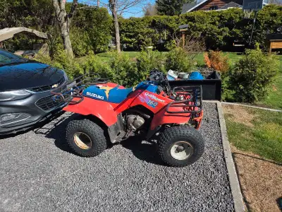 4 roues suzuki lt260e 1992 pour pièces. Fonctionnait l'an passer mais a pas aimer passer hiver dehor...