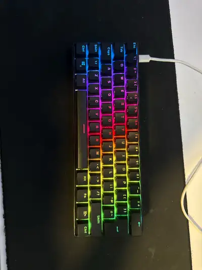 Clavier gaming Magic Refiner en excellent état. Touches mécaniques, éclairage RGB personnalisable, p...