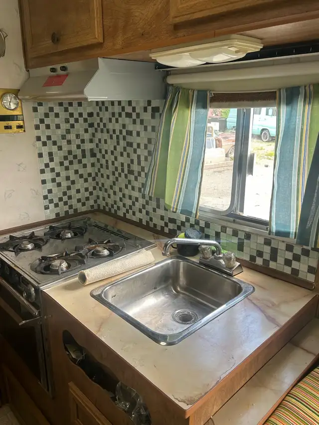 1981 RV with six brand new tires in RV & Camper Parts & Accessories in Cranbrook - Image 5