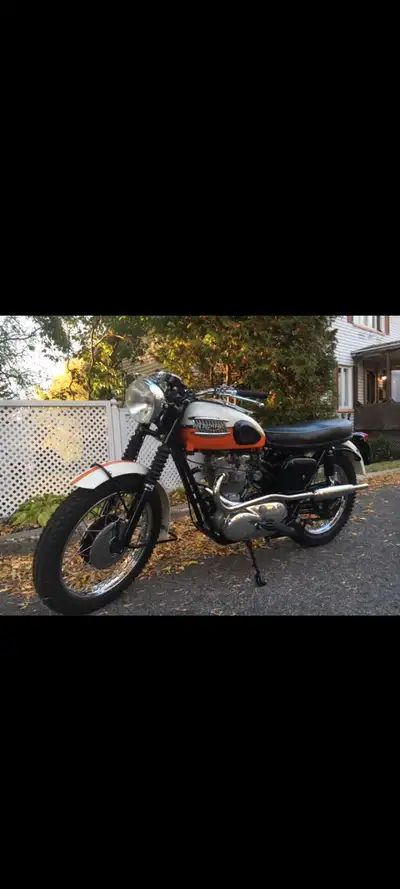 Très belle moto ancienne Triumph TR6 1960 entièrement restauré match number catégorie concours avec...