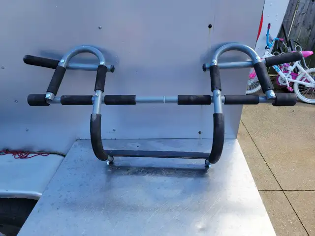 Multi-Grip Doorway Pull-Up Bar in Exercise Equipment in Windsor Region - Image 2