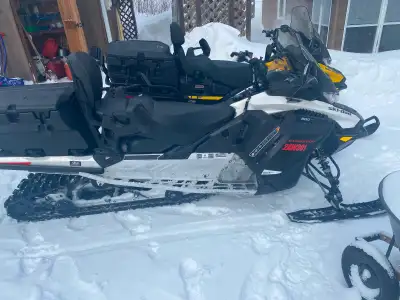 Expedition sport. 900 ace. Studded track, linq box, 2up with heated grips, mirrors and heated visor...