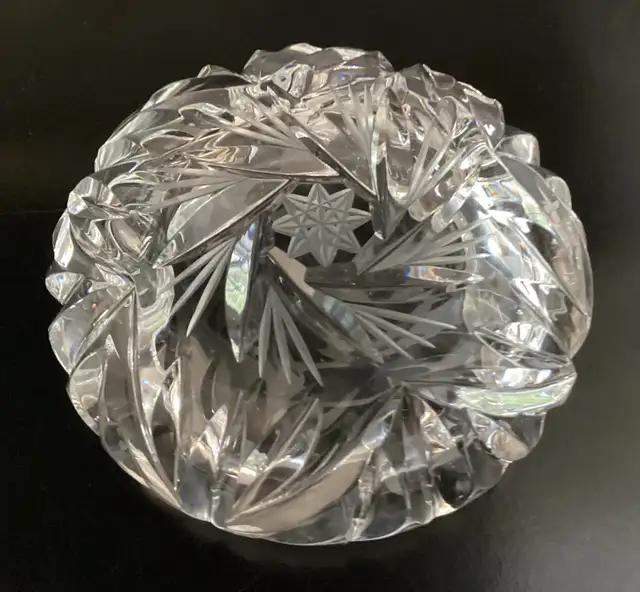 PRICE DROP! 4” Pinwheel Cut Clear Crystal Ashtray w 8-Point Star in Home Décor & Accents in West Island - Image 4
