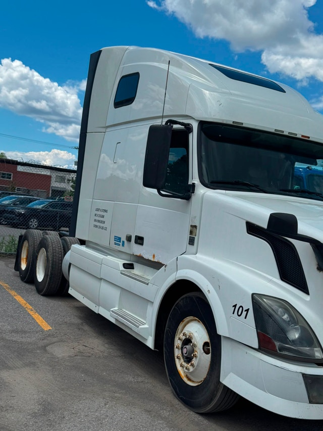 2011 Volvo VNL 670 Sleeper Cab Truck for sale — photo 2