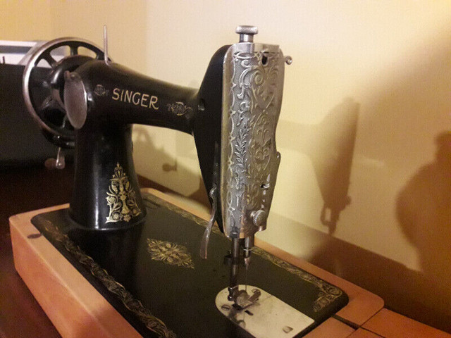 Antique Sewing Machine in Arts & Collectibles in Annapolis Valley - Image 3