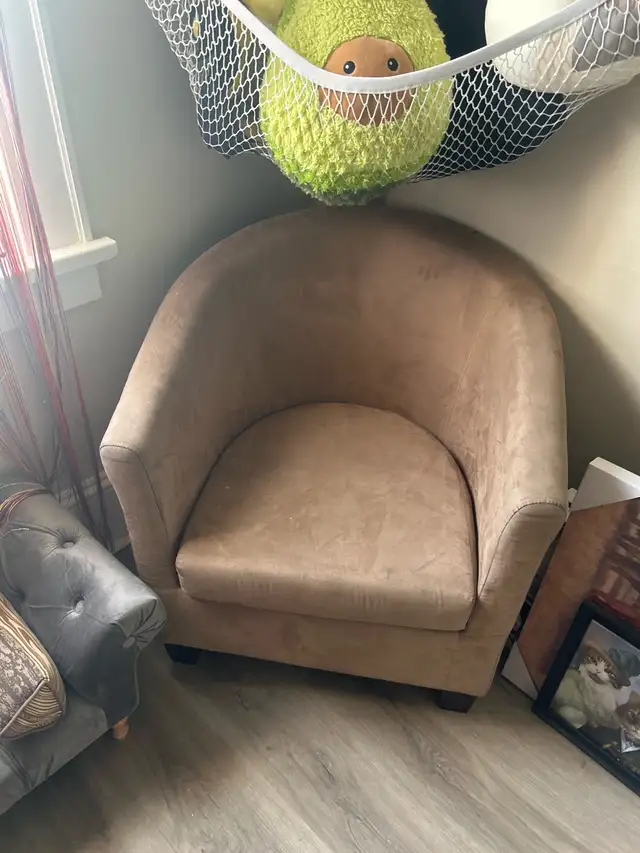 Small chair in Chairs & Recliners in Bedford - Image 4