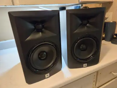 FOR SALE > JBL 305 STUDIO MONITORS. A cut above all others at this price point. Just read the screen...