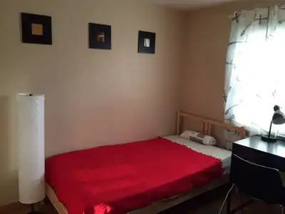 Dundas West/Bloor area Steps to ‘Dundas West’ Subway/TTC bus/street cars, ‘Bloor’ GO-transit station...