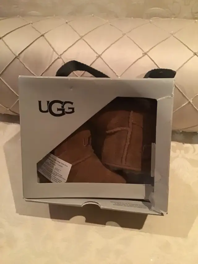 UGG Infant JESSE II BOW Boot CHESTNUT Brown Suede  in Clothing - 0-3 Months in Markham / York Region - Image 2