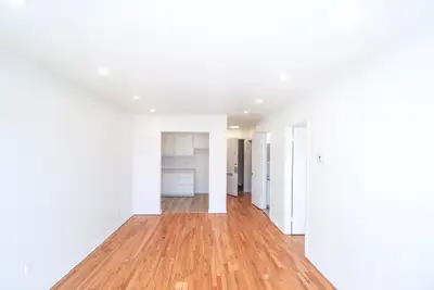 Beautiful and spacious 3½ apartment for rent in Laval, fully renovated and in excellent condition. T...