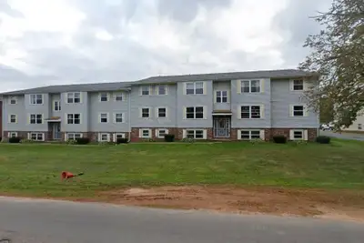 Offering a 2 bedroom, 1 bathroom apartment Available June 15th. Laminate Livingroom, Bedrooms and Ce...