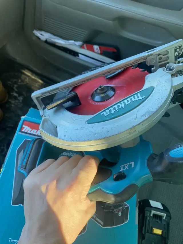 Makita Circular saw & 4AH battery for sale in Power Tools in Mississauga / Peel Region - Image 8