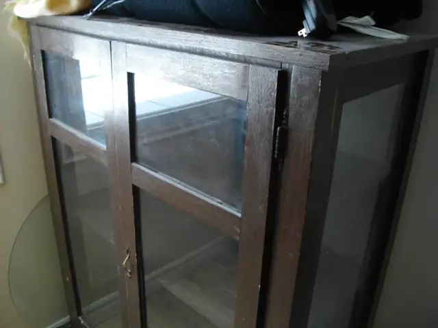 vintage display cabinet/hutch in Hutches & Display Cabinets in Lethbridge - Image 4