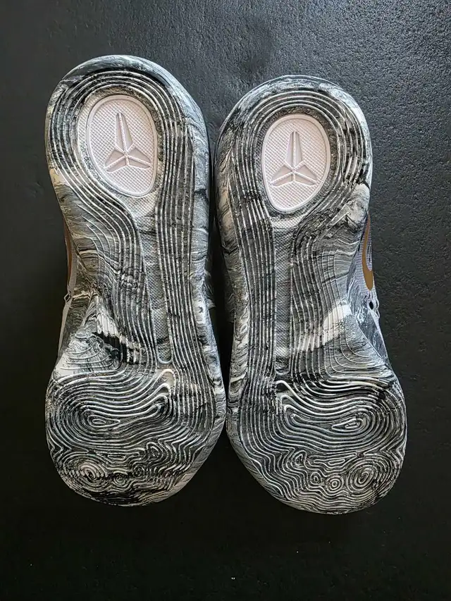 Kobe 9 Mambacita size 8 in Men's Shoes in Mississauga / Peel Region - Image 7