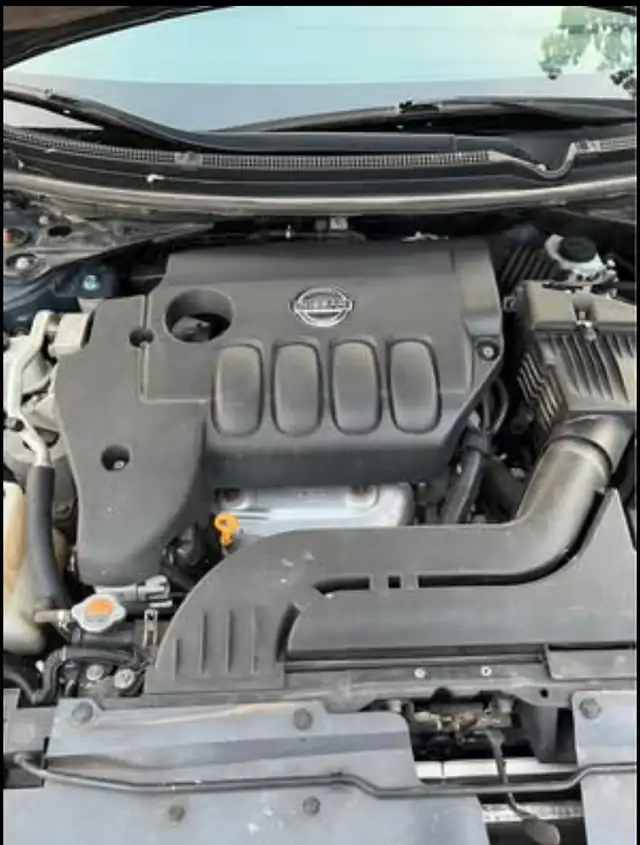2009 Nissan Altima only 3,999 $ in Cars & Trucks in Edmonton - Image 6