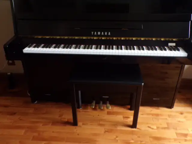 PIANO DROIT ACOUSTIQUE YAMAHA in Guitars in Laval / North Shore - Image 8