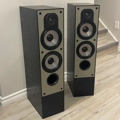 Made in Canada Paradigm Monitor 7 v1 tower speakers in good condition. All original drivers working...