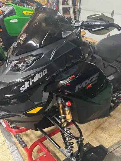 2025 ski doo comp has 220km,still at 70%break in ,has skid plate,lighted hand gaurds and studs($800)...