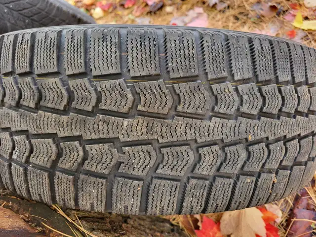 4 pneus d'hiver sur rims + 1  (2x 215/60 R16  3x 205/65 R16) in Tires & Rims in Laval / North Shore - Image 2