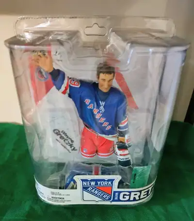 Brand new Wayne Gretzky McFarlane Legends Series 6 Rangers Retirement Figure Blue Jersey
