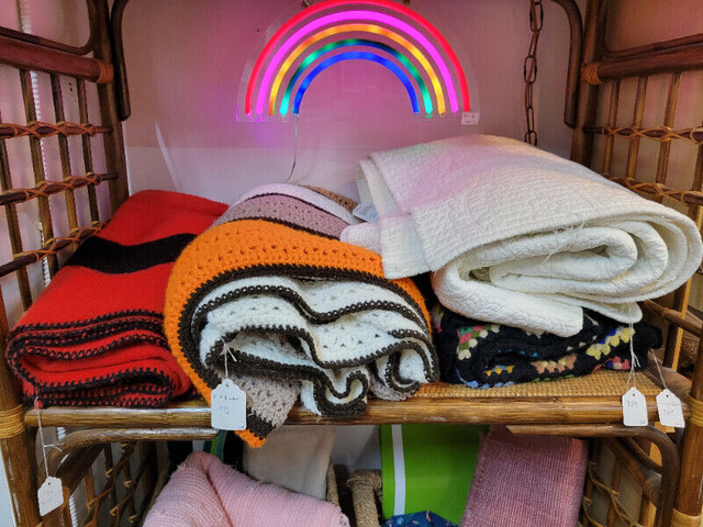 Vintage Blankets, Quilts, Cushions, Bedding, Placemats, Napkins in Arts & Collectibles in Hamilton
