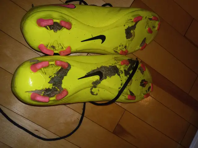 Nike soccer cleats & 2 sets of shin pads - Women's size 8 in Soccer in Dartmouth - Image 6