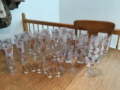 Flutes à champagne an 1960 95% comme neuves verres givrées avec feuilles d'or impeccables photos 2 1...