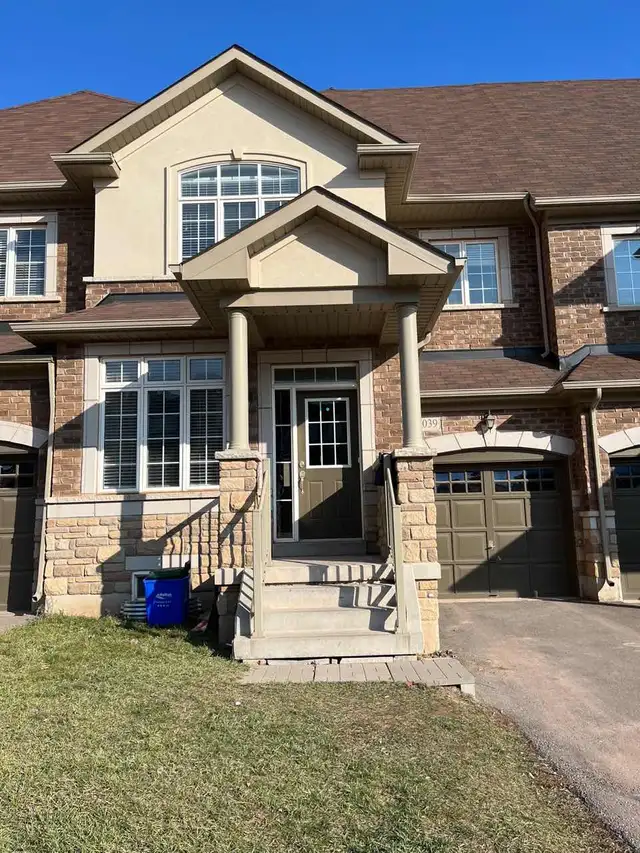 Large master bedroom with independent bathroom for rent in Long Term Rentals in Oakville / Halton Region - Image 2
