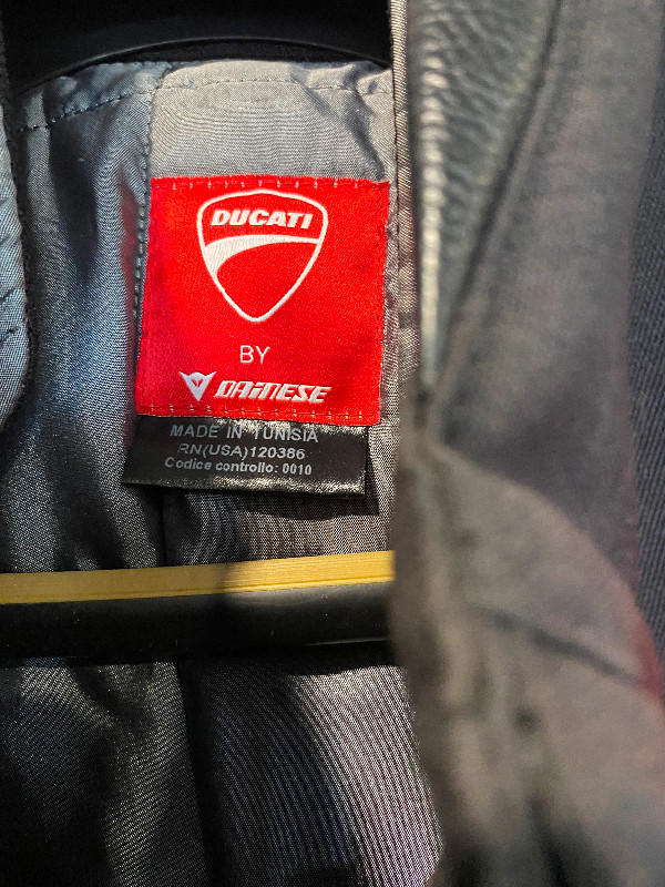 Dainese Ducati all weather jacket size 54 euro- large in Motorcycle Parts & Accessories in Oakville / Halton Region - Image 4