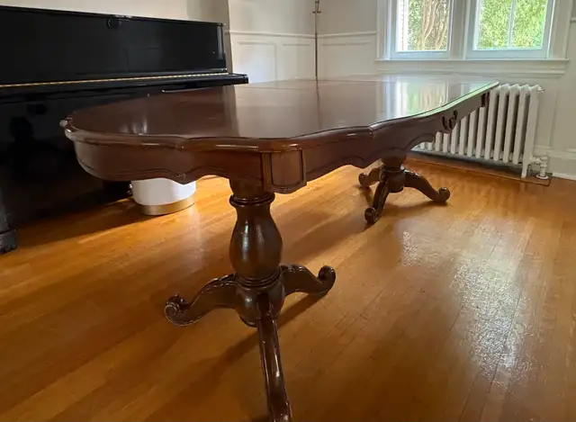 Antique Dining Table in Dining Tables & Sets in City of Toronto - Image 2