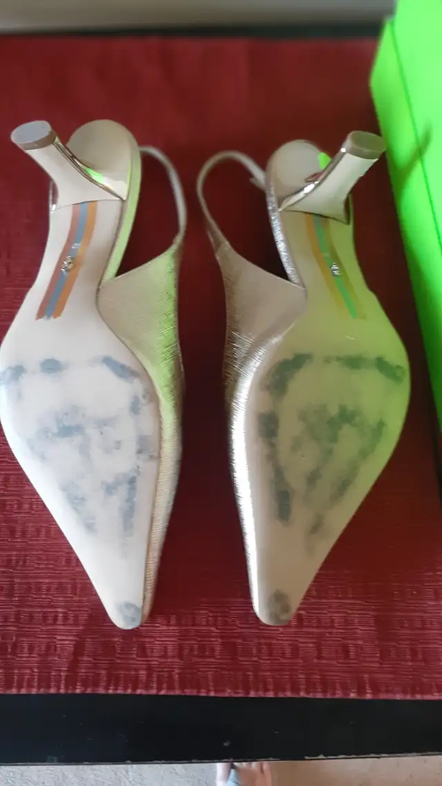 Gold matte kitten heel sling back shoe size 10 in Women's - Shoes in Mississauga / Peel Region - Image 4