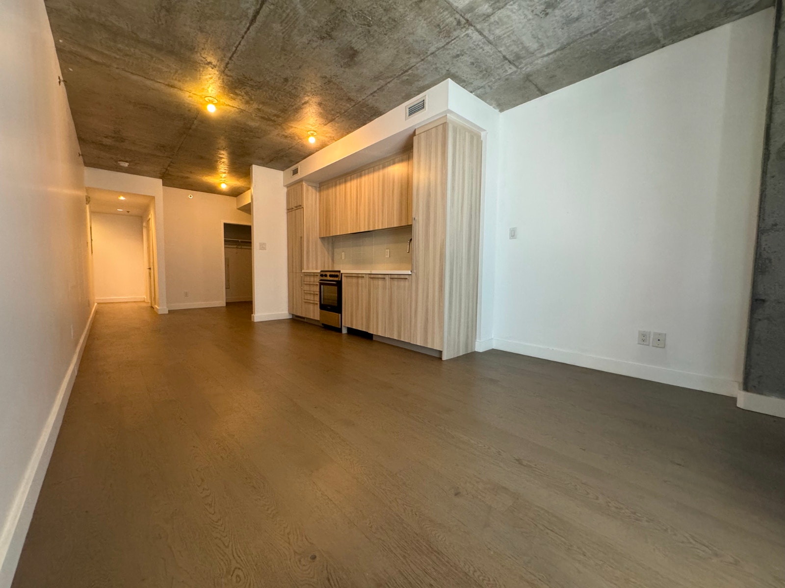 Montreal Downtown Near McGill, Concordia, 2 ½ for rent — photo 1