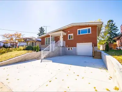 2 bed 1 bath 2 parkings Close to amenities ( Stanley Park) Carpet free Close to restaurants and bus...