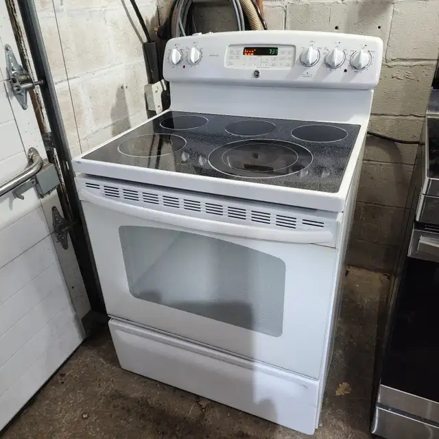 GE electric adora oven glass cook top White stove in Stoves, Ovens & Ranges in Oakville / Halton Region - Image 2