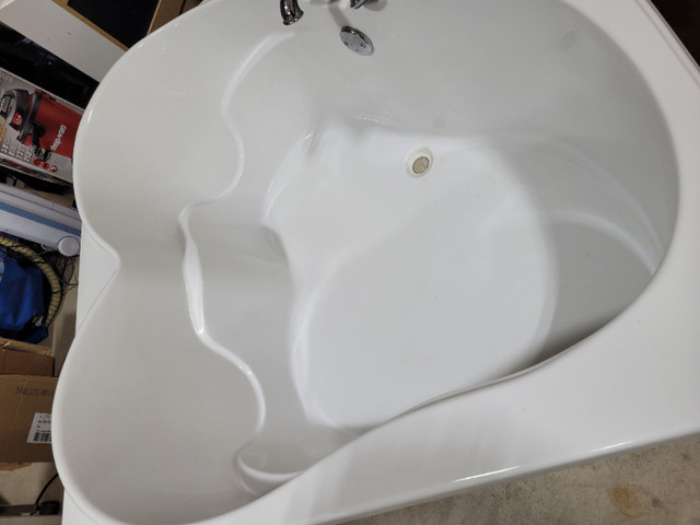 Heart Shaped Bath Tub in Plumbing, Sinks, Toilets & Showers in Moose Jaw - Image 2