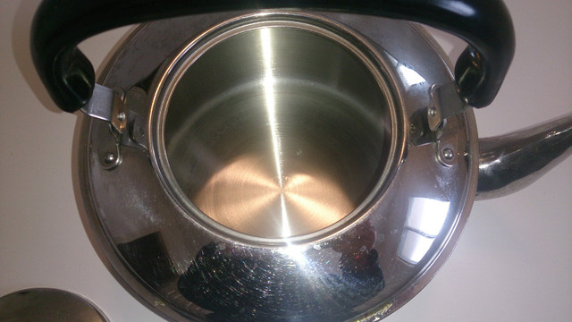 Stove top kettle, stainless steel, holds 4L, like new. in Other in Markham / York Region - Image 2