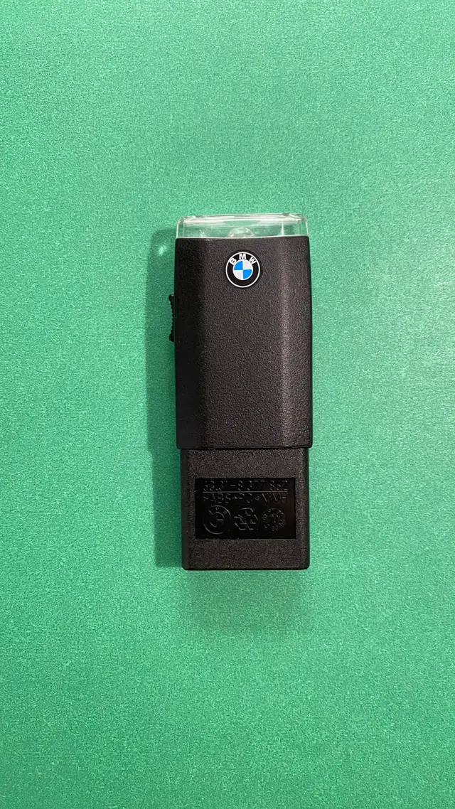 BMW Glove Compartment Flashlight - Black with receptacle in Other Parts & Accessories in Kitchener / Waterloo - Image 2