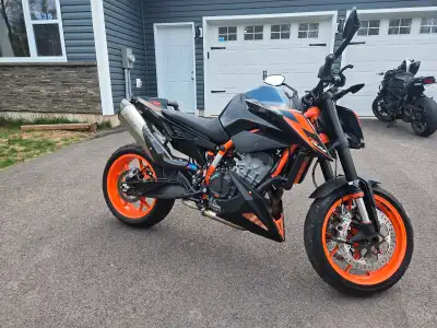 Get ready to experience the thrill of the open road with this dynamic 2022 KTM 890 Duke R, a high-pe...