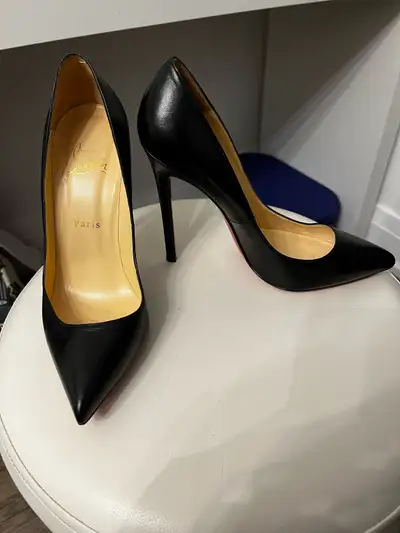Black pumps with red soles, size 39.5, worn twice. Pickup Newmarket