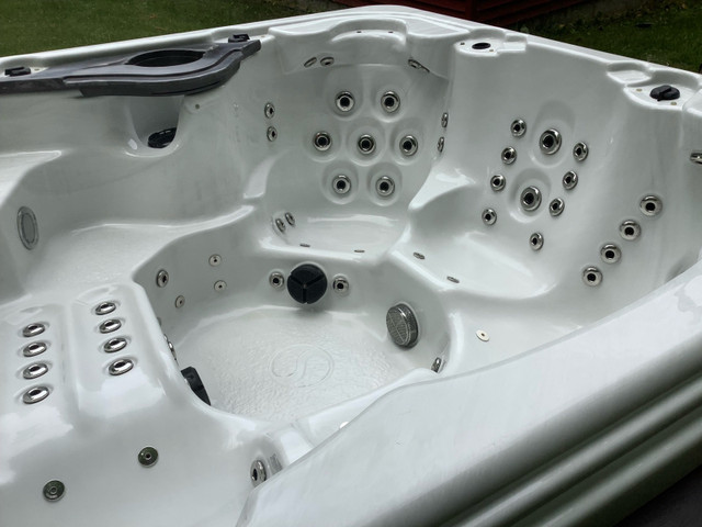 Clean nice tub in Hot Tubs & Pools in Trenton - Image 3