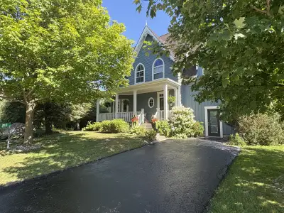 A Room in a 4bedroom home, in a tranquil retreat setting, on a golf course near base of Blue Mountai...