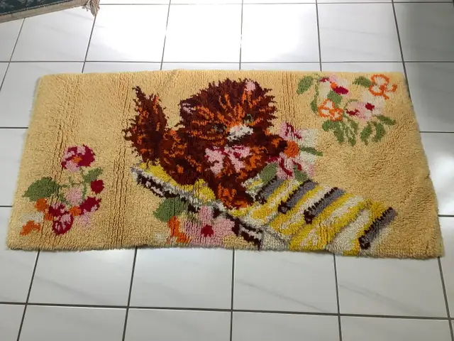 Vintage latch hooked rug of kitten playing piano in Rugs, Carpets & Runners in Chatham-Kent - Image 2